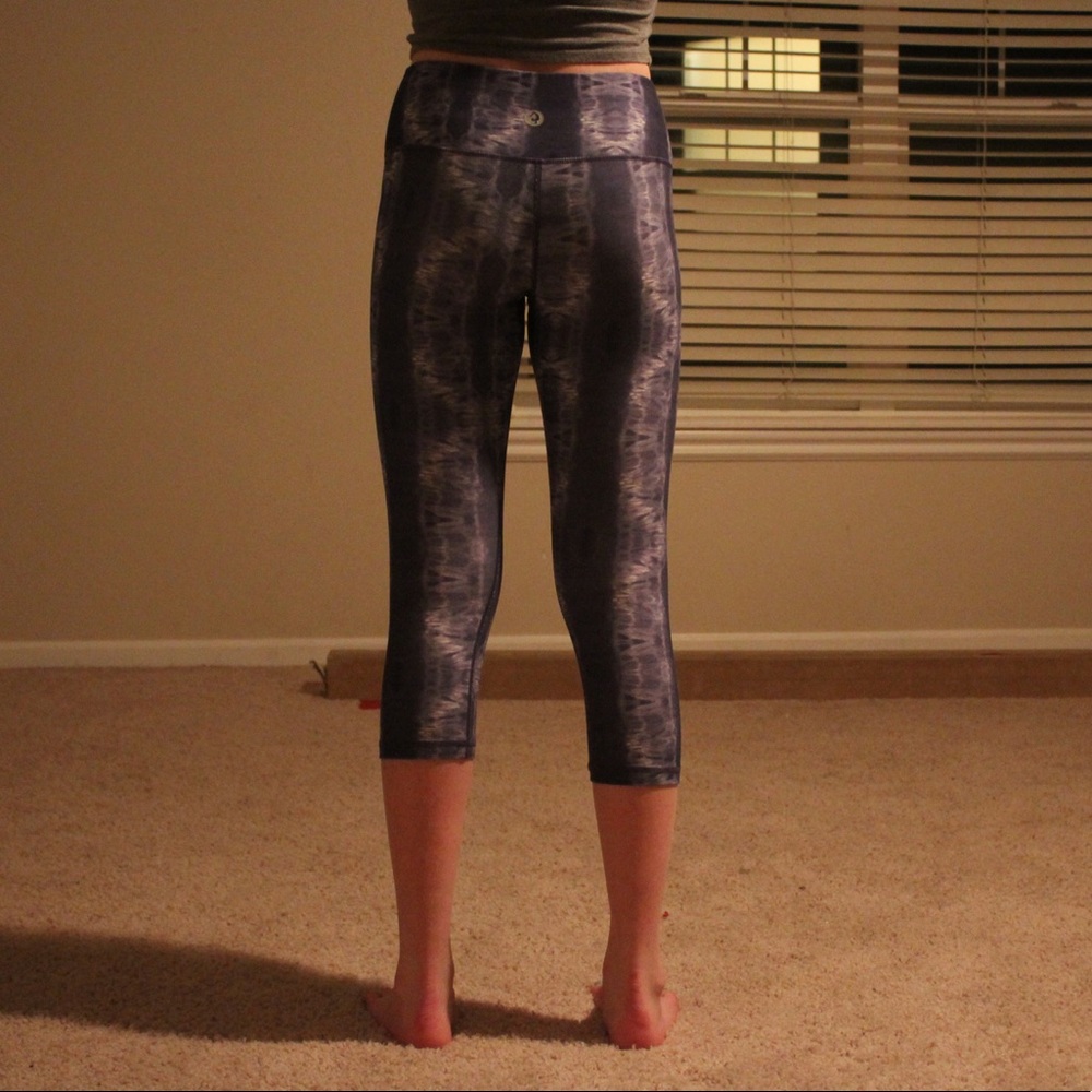 Watercolor Cropped Athletic Leggings - Picture 2 of 3